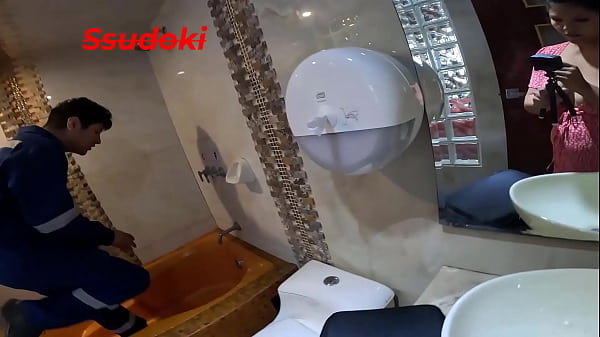 I had to call the technician to fix my washing machine, but I didn'_t expect him to end up seducing me and taking me to bed with his tremendous tool.